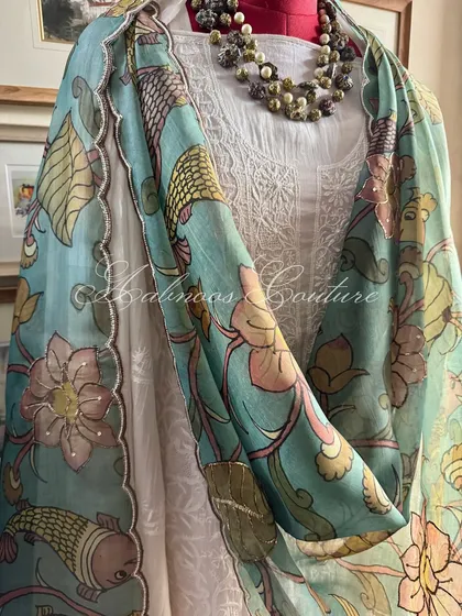 A three-quarter view of the mannequin, highlighting the colors and motifs of the Kalamkari dupatta.