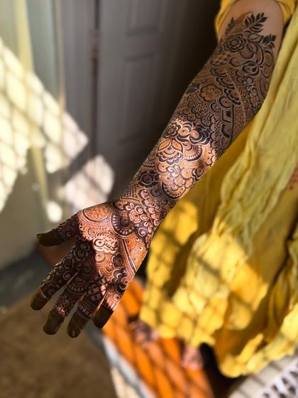 Sunkissed henna! The natural light makes the details of this intricate design shine.