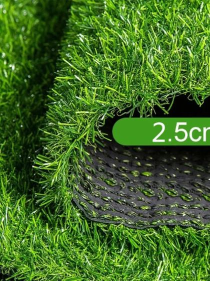 This image shows the 2.5cm (25mm) pile height of one of my best-selling turf options. It's a practical and attractive choice for many different applications.