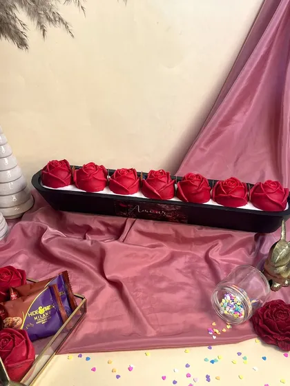 Where elegance meets romance. My 7 Roses Candle, set in a long wooden bowl, is a statement piece that lights up your moments with love and beauty.