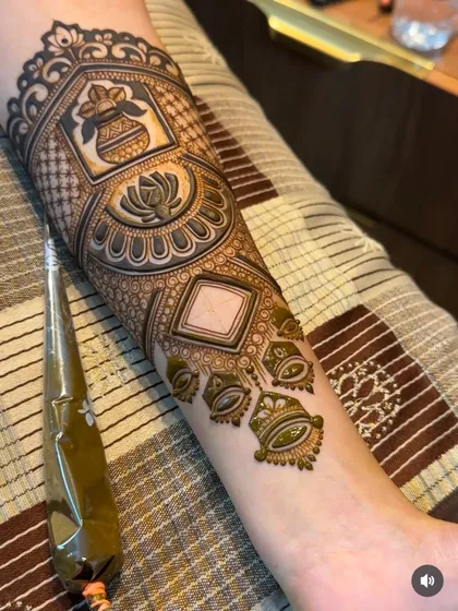 The details make the design. This close-up shows the fine lines and shading that create a 3D effect on the lotus and kalash motifs, all done with my 100% organic henna for a rich, dark stain.