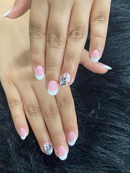 A delicate French ombre with a twist. This set features a subtle leaf design on the accent nails.