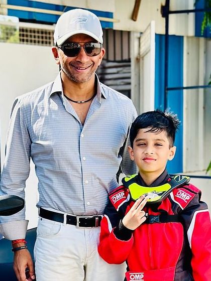 A young driver posing with his hero, Narain Karthikeyan.