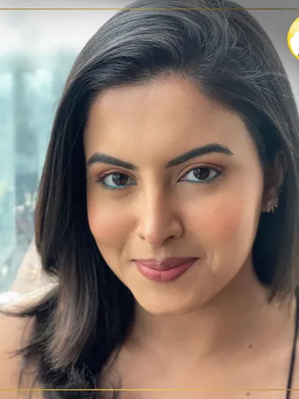 This is my signature soft glam look. It’s about creating a polished, fresh, and radiant appearance that looks amazing both on camera and in person. Notice the light brown smokey eye and the subtle turquoise kajal for a unique touch.