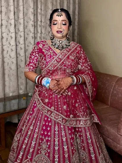 What a stunner. The full bridal look, from the makeup and hair to the jewellery and lehenga, is just perfect.