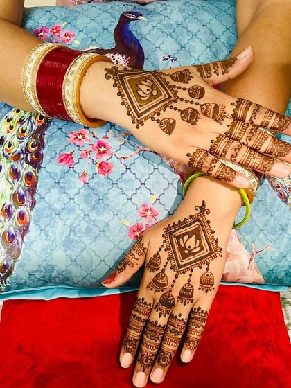 A beautiful and minimalist design featuring a hanging lotus motif. This is a great option for someone who wants an elegant and understated henna look.