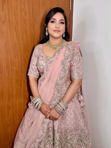A full-length view of this pretty-in-pink Sagan look. The makeup is soft and glowing, which is perfect for an engagement ceremony, letting the bride-to-be look fresh and radiant.