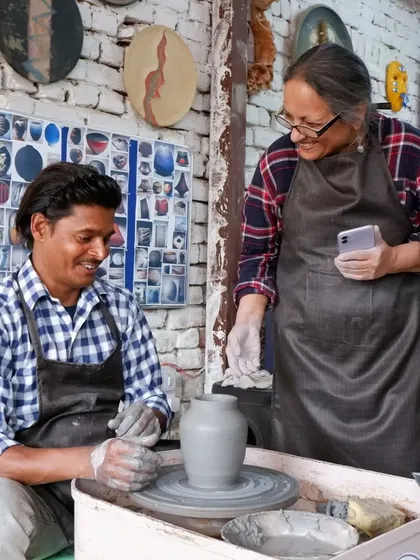 A moment of teaching and collaboration at the wheel during our Raku workshop. It's a joy to share this craft.