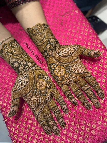 A close-up of the rich floral patterns in a bridal mehendi. The shading and fine lines bring the roses to life, creating a design that is both bold and beautiful.