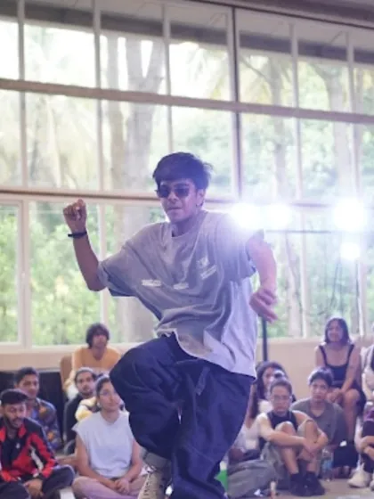 A house dancer mid-move during the intense 1 vs 1 battle at Spectra.