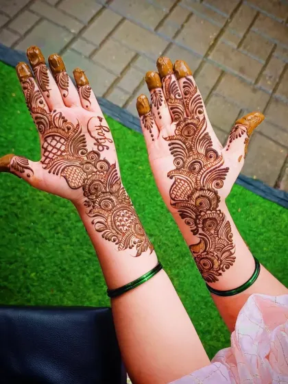 This angle shows the design with the palms open, highlighting the full extent of the beautiful Arabic artwork.