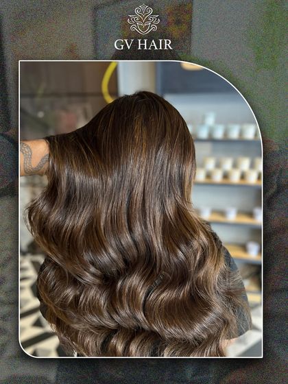 Hair that speaks before you do. This 2025 trend is all about subtle blending, volume, and shine in a gorgeous brown.