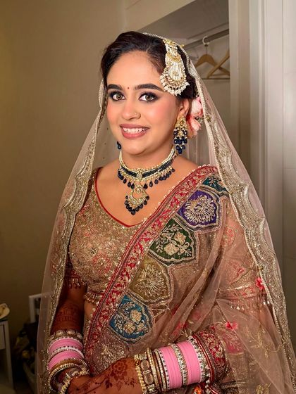 Chanpreet looking absolutely regal for her Anand Karaj ceremony. The makeup is kept soft and elegant to complement her magnificent designer outfit.