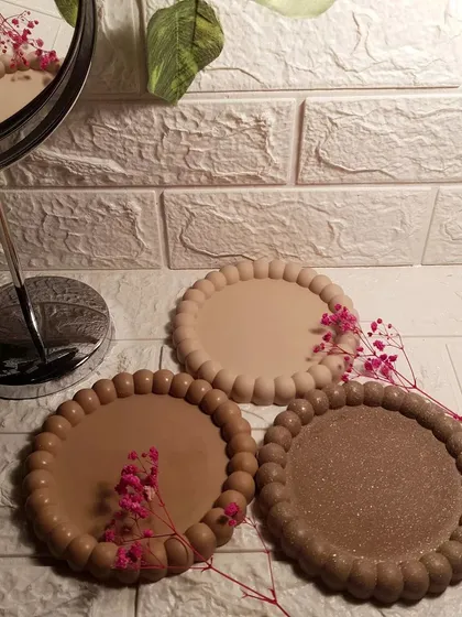 A collection of our bubble trays in various shades of brown, from light beige to a deep, sparkly brown.