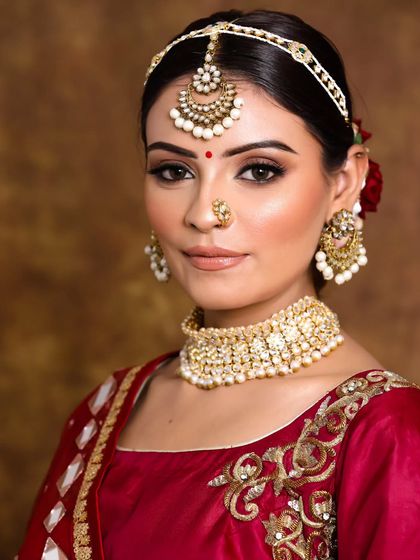 A classic, soft glam bridal look. We enhance your natural beauty, highlighting your best features to turn your dream makeup into a reality.