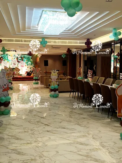 A full view of the banquet hall decorated with the jungle theme. Animal-themed balloon pillars are placed throughout the space, creating a cohesive and festive environment.