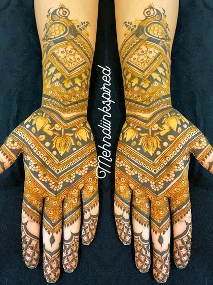 For the bride who loves modern elegance, we created this stylish V-shaped design. It combines traditional lotus motifs with contemporary patterns and clean lines for a chic and minimal bridal look.