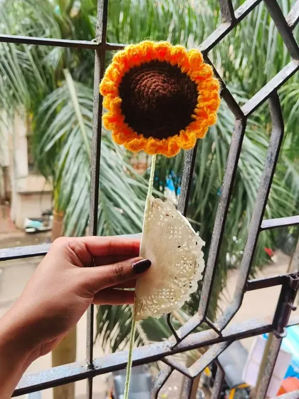 A single crochet sunflower, simply wrapped with a doily. It’s a little piece of sunshine that you can hold in your hand.