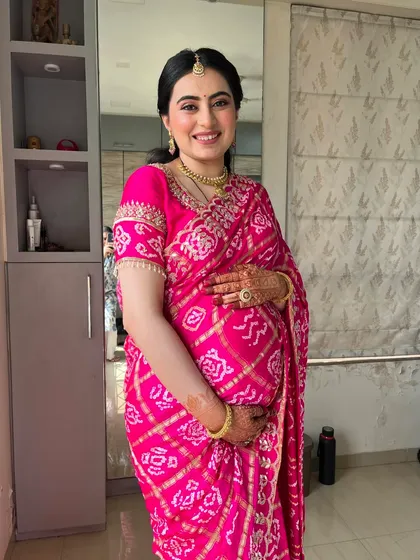 The complete look, showcasing the beautiful bandhani saree and the glowing, happy mom-to-be.