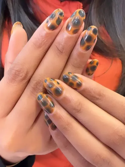 Another angle of the glossy tortoise shell nails. This design is a great way to wear animal print in a sophisticated and trendy way.