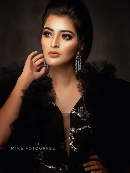 A close-up portrait that focuses on beauty and elegance. This type of shot is crucial for campaigns that want to connect with the audience on an emotional level, highlighting makeup, jewelry, and the overall mood of the collection.