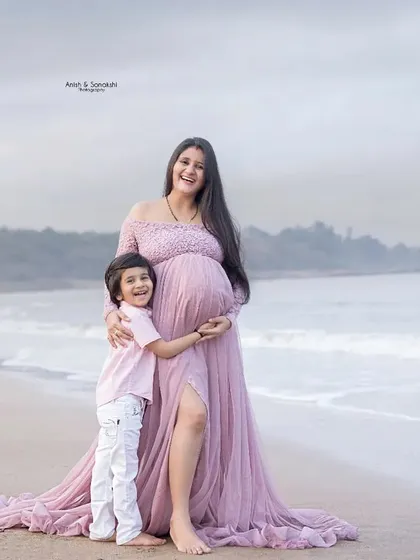 When you know mommy is creating your future best friend. The pure joy on this big-brother-to-be's face is just everything! Including siblings makes the session so special.