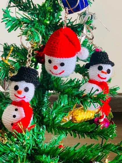 See how my snowman and Santa keychains can also be used as adorable ornaments to decorate a mini Christmas tree.