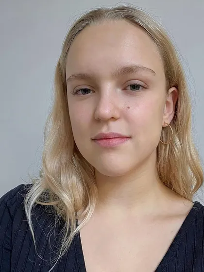 This is a natural eyelash extension set by Evelina. I admire her meticulous work. Here she used a classic volume in a brown color with an L curl.