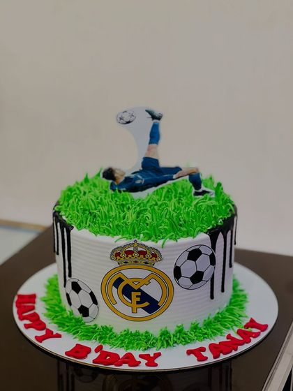 Another shot of the action-packed Real Madrid football cake.
