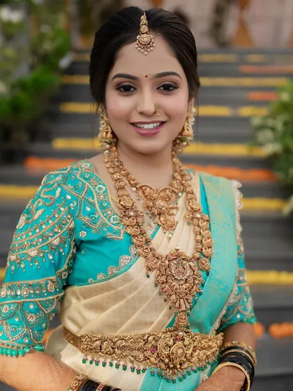 This is my signature look. A radiant and flawless base that looks like real skin, paired with defined eyes and traditional temple jewelry for a timeless Kannada bride.