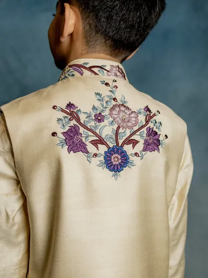 A view of the back of our peacock Bundi jacket, showing the beautiful embroidery that continues all around. We believe every angle should be picture-perfect.