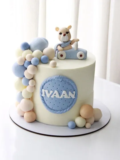 The cutest baby naming ceremony cake for Ivaan. I love the simple, clean look with a soft pastel balloon cascade.