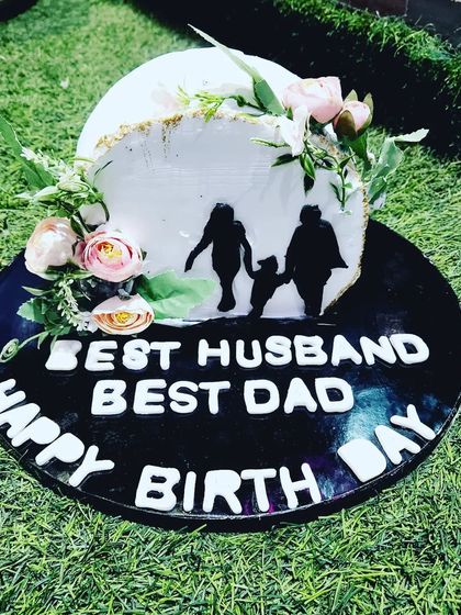 A cake is not just a moment, it's a story. This Belgian chocolate cake was made for the "Best Husband, Best Dad," featuring a family silhouette and elegant floral decorations.