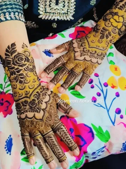 A simple and elegant design for the back of the hands, featuring a beautiful cuff and finger details.