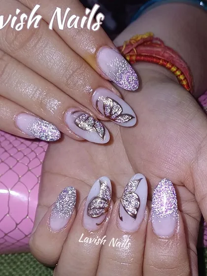 A variation of the shimmering butterfly design, this set features a soft glitter fade on the surrounding nails.