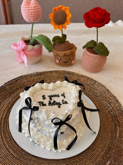 A snapshot of our 5-year anniversary celebration, featuring a beautiful custom cake alongside some of our favorite handcrafted crochet flower pots. It’s a celebration of growth and collaboration.
