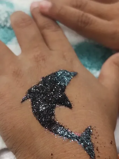 A dolphin silhouette in sparkling black glitter. This is a great choice for an ocean or sea-life themed party.