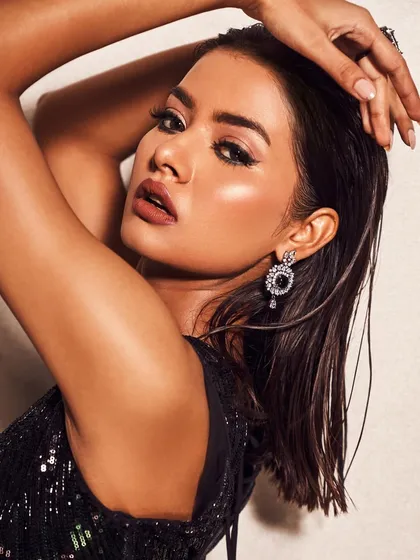 A close-up on this fierce look. The sharp, extended winged liner and contoured cheeks create a sculpted, high-fashion aesthetic, complemented by the wet-look hair.
