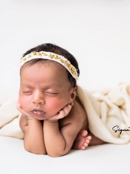 A duplicate of image 13, the perfect "chin on hands" pose.